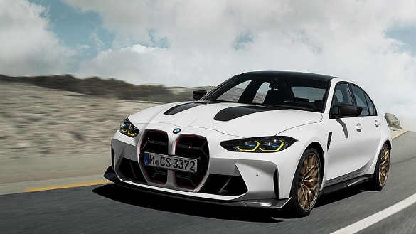 Weißer BMW auf einer Straße, dynamische Fahrt, Hintergrund Berge und Himmel.