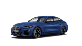 Blauer BMW i4 M50 vor weißem Hintergrund, Seitenansicht, sportliches Design. BMW Autohaus Oberhausen.